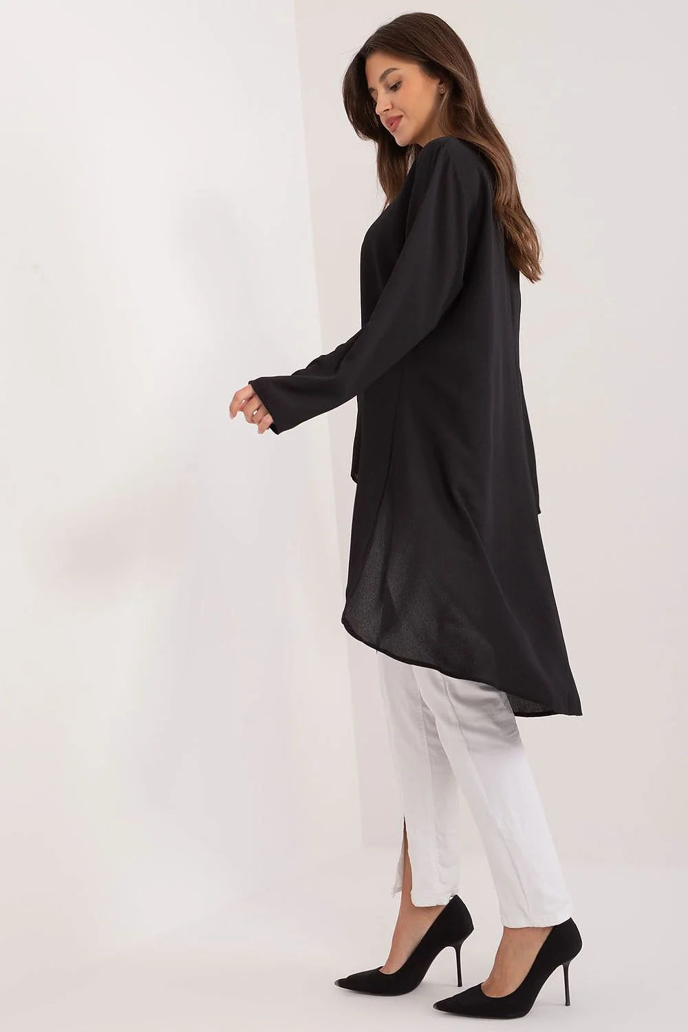 Ensemble vêtements femme tunique longue asymétrique noire pantalon blanc slim fit fente cheville matériau doux occasion semi-formelle