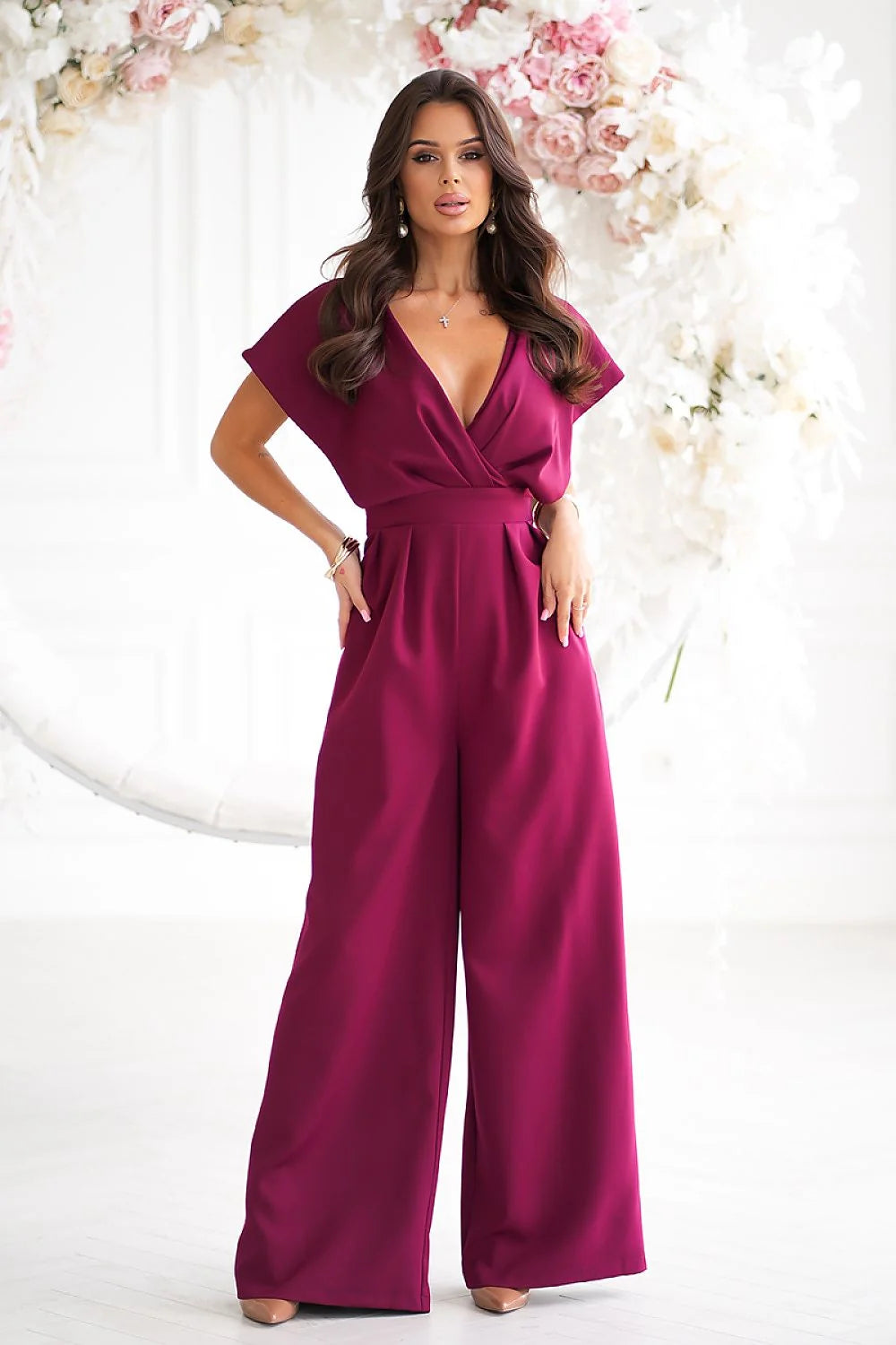Combinaison élégante pour femme en magenta profond, style moderne, matériau polyester, idéale pour soirées et événements