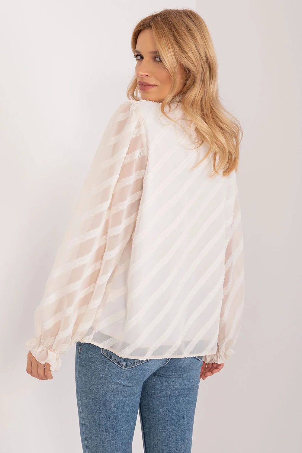 Blouse féminine élégante à manches longues design moderne tissu léger couleur blanc cassé coupe ample perles boutons femmes
