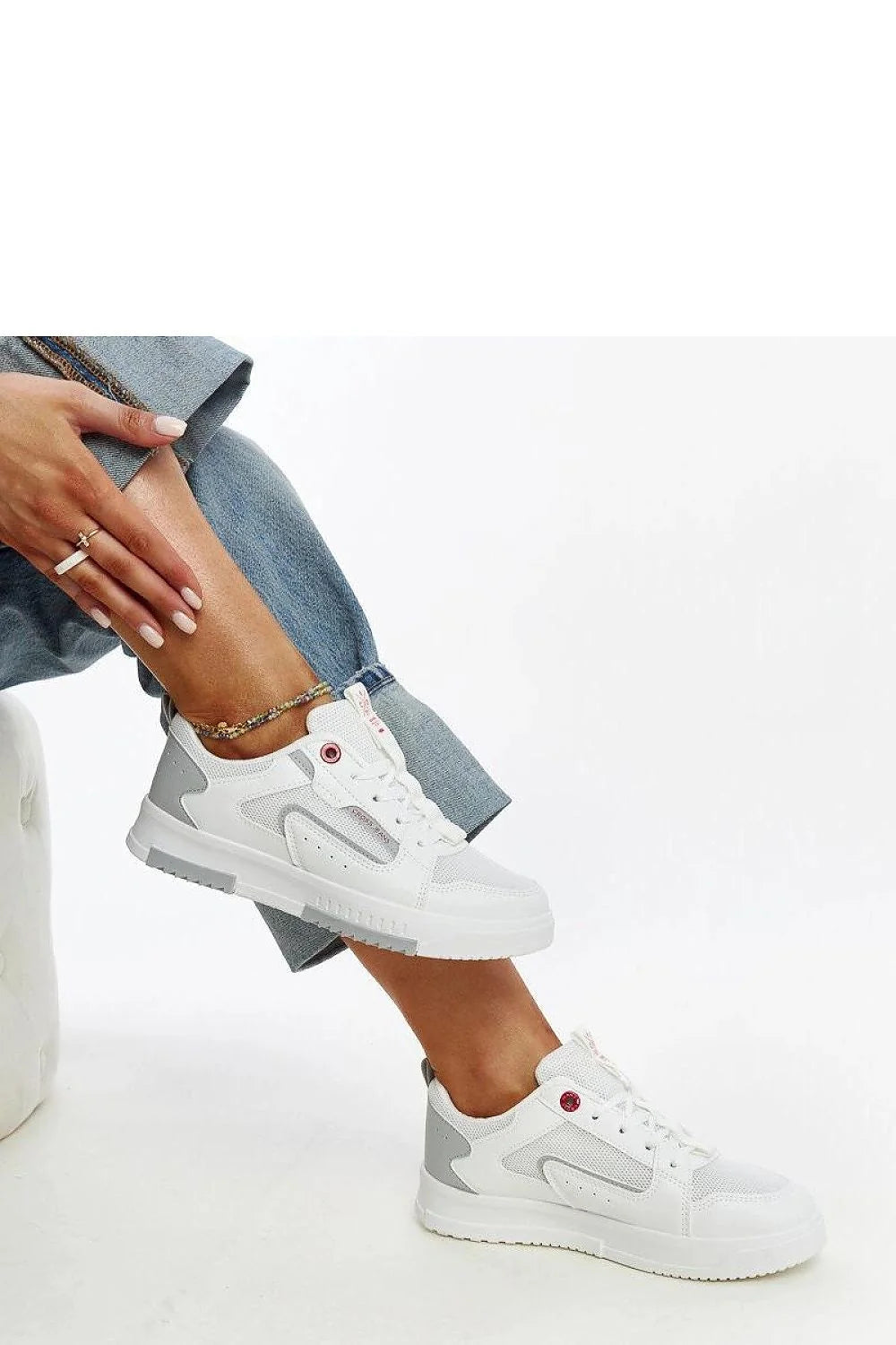 Baskets pour femmes design moderne élégant tige blanche matériau synthétique maille respirante lacets blancs semelle caoutchouc durable confortable occasion quotidienne style décontracté tendance CROSS JEANS