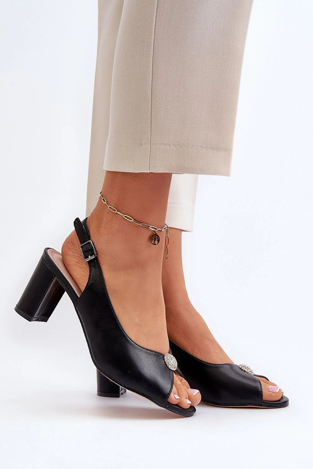 Sandales élégantes pour femmes style slingback cuir noir talon moyen détails bijou argenté occasion spéciale