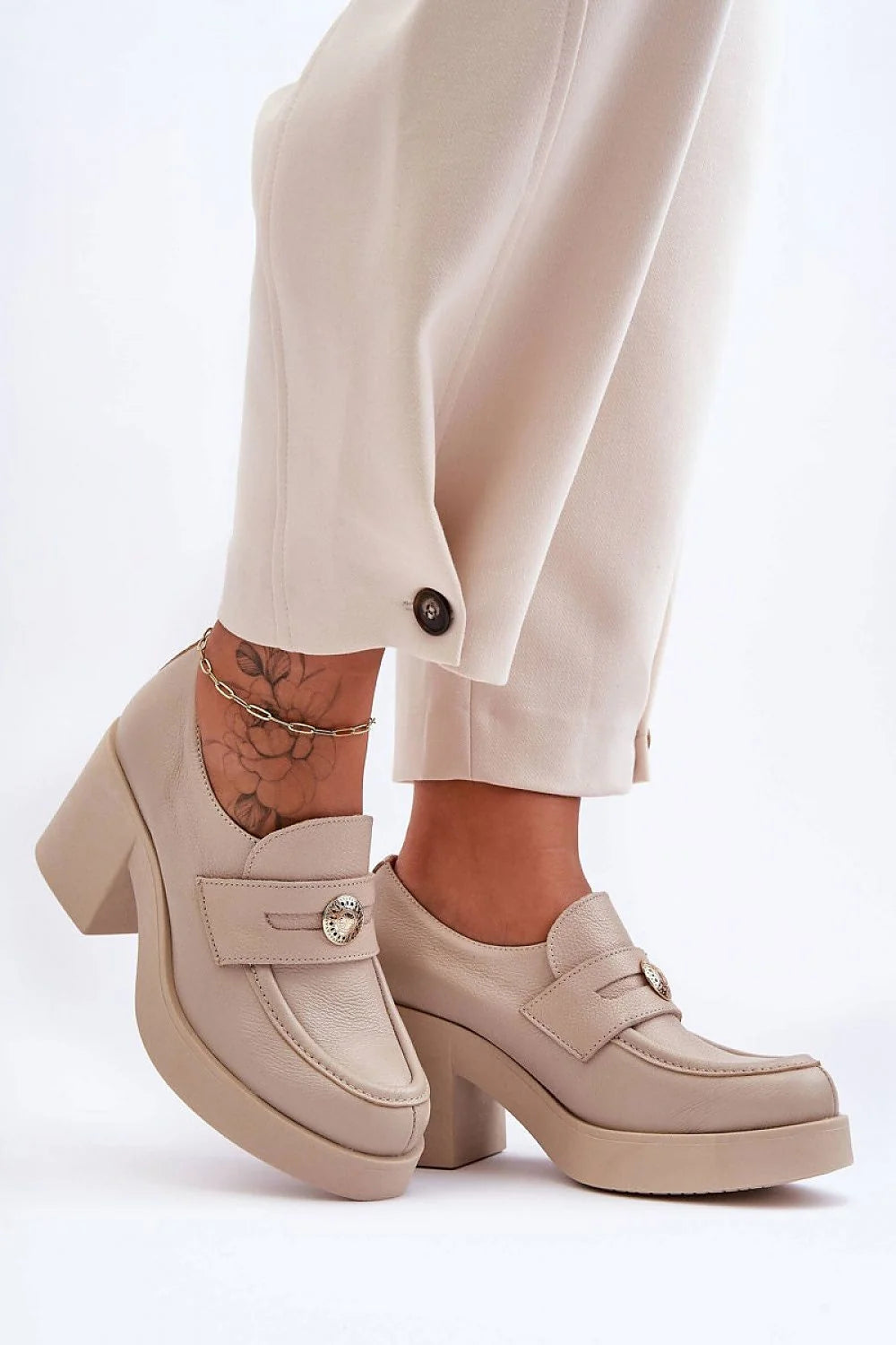 Chaussures basses à talons mocassins femmes cuir naturel plateforme épaisse talon carré beige clair décoration métallique