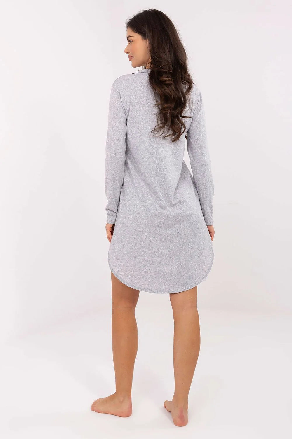 chemise nuit femme coton jersey gris clair manches longues décolleté plongeant cœur appliqué bleu liseré coupe ample courte