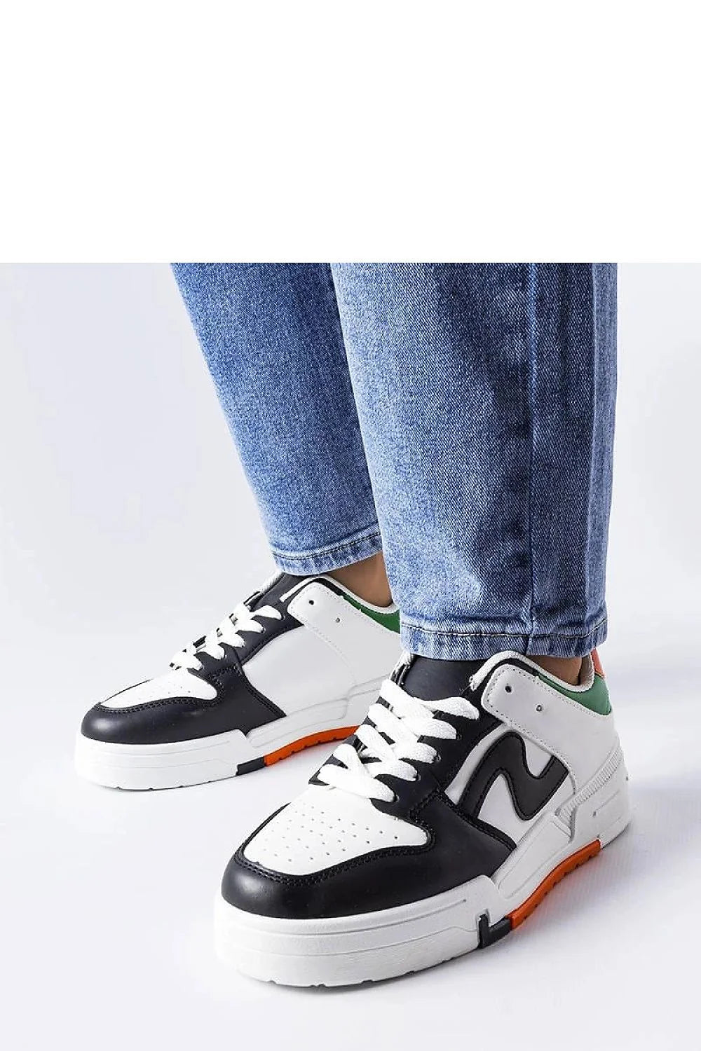 Baskets pour femmes design moderne tendance noir blanc accents verts orange perforations semelle épaisse lacets ajustables respirant confortable versatile