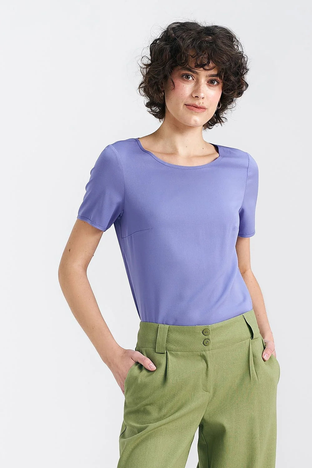 chemisier violet doux manches courtes tissu léger fluide polyester coupe ample col rond dégagé coutures renforcées minimaliste polyvalent élégant quotidien