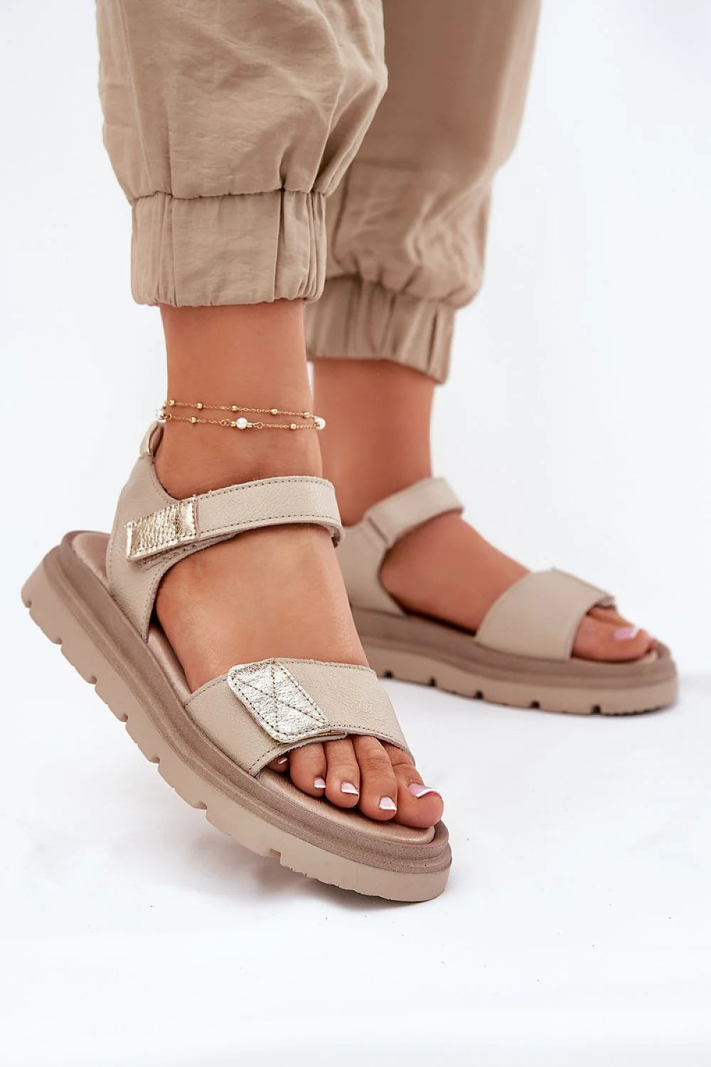 sandales femme cuir synthétique beige doré brides ajustables velcro plateforme semelle crantée antidérapante rembourrée cheville maintien confortable élégant minimaliste