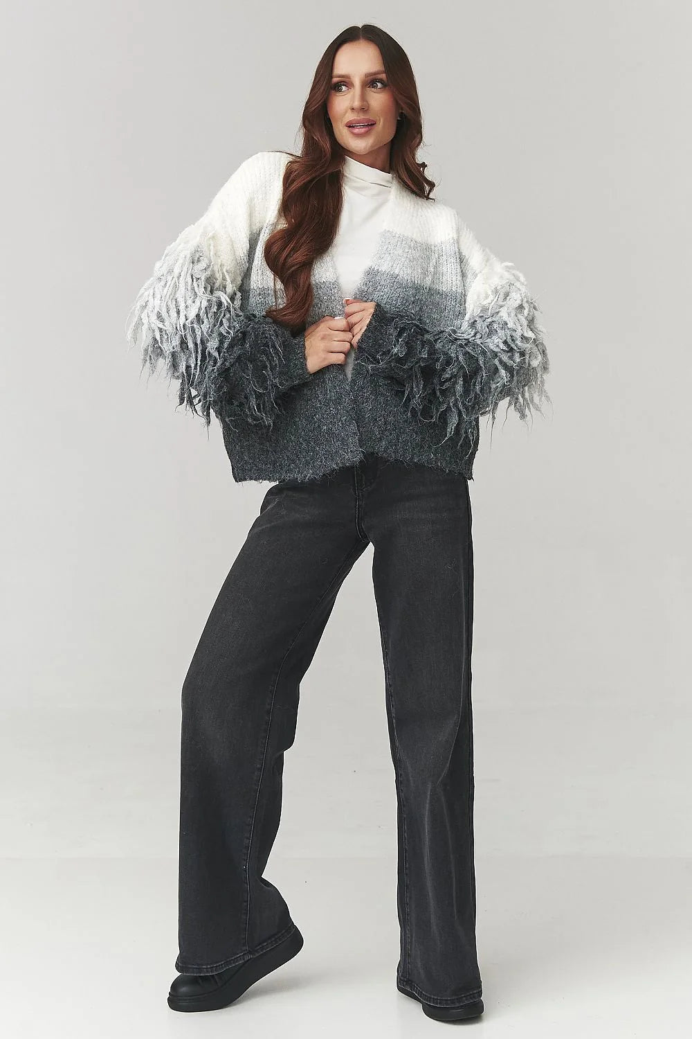 cardigan femme oversize grosse maille ouverte coupe courte dégradé blanc gris anthracite manches longues shaggy franges duveteux mohair angora bohème