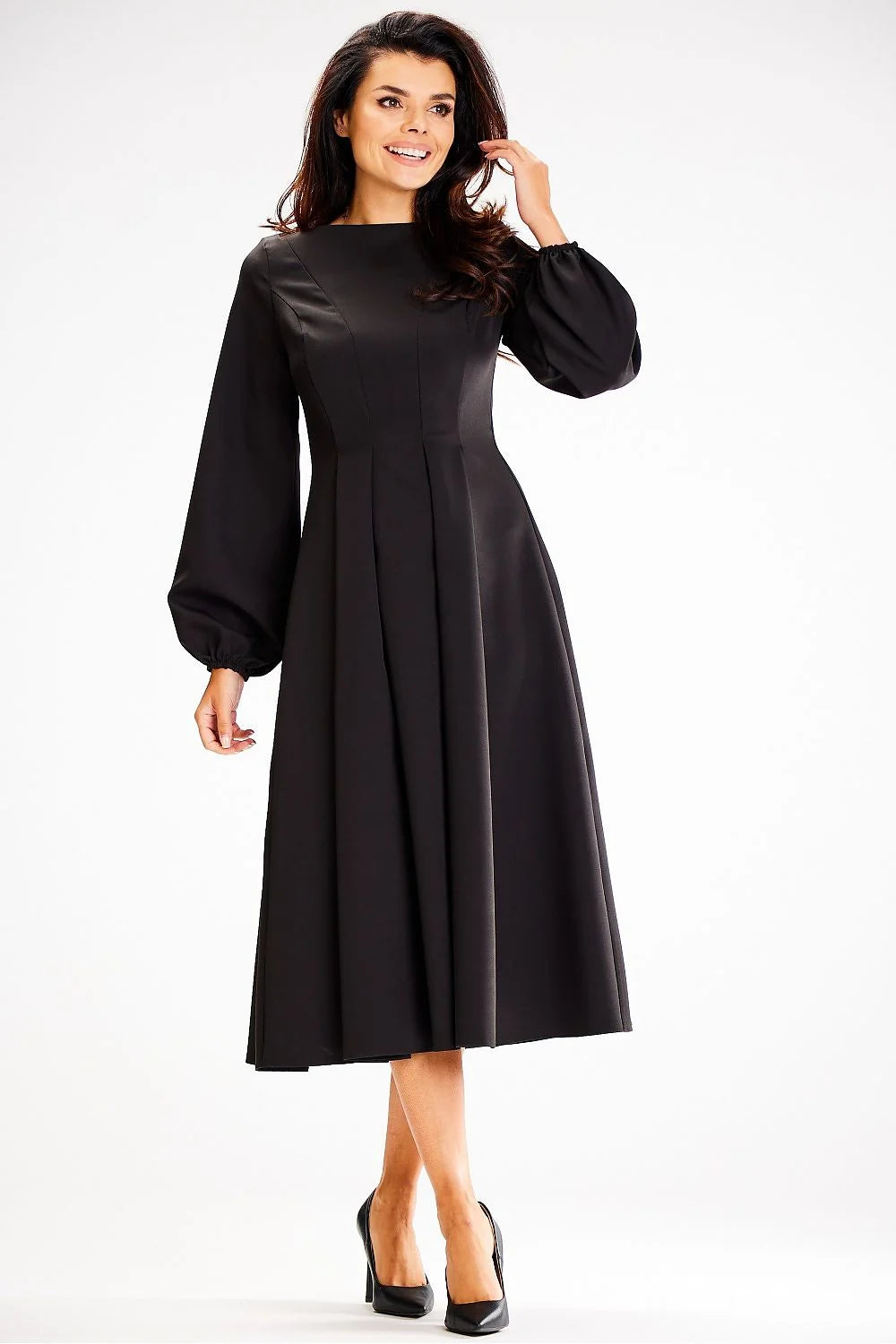 robe midi noire cocktail évasée cintrée encolure bateau haut ajusté jupe plissée tissu structuré satiné manches longues ballon poignets élastiques