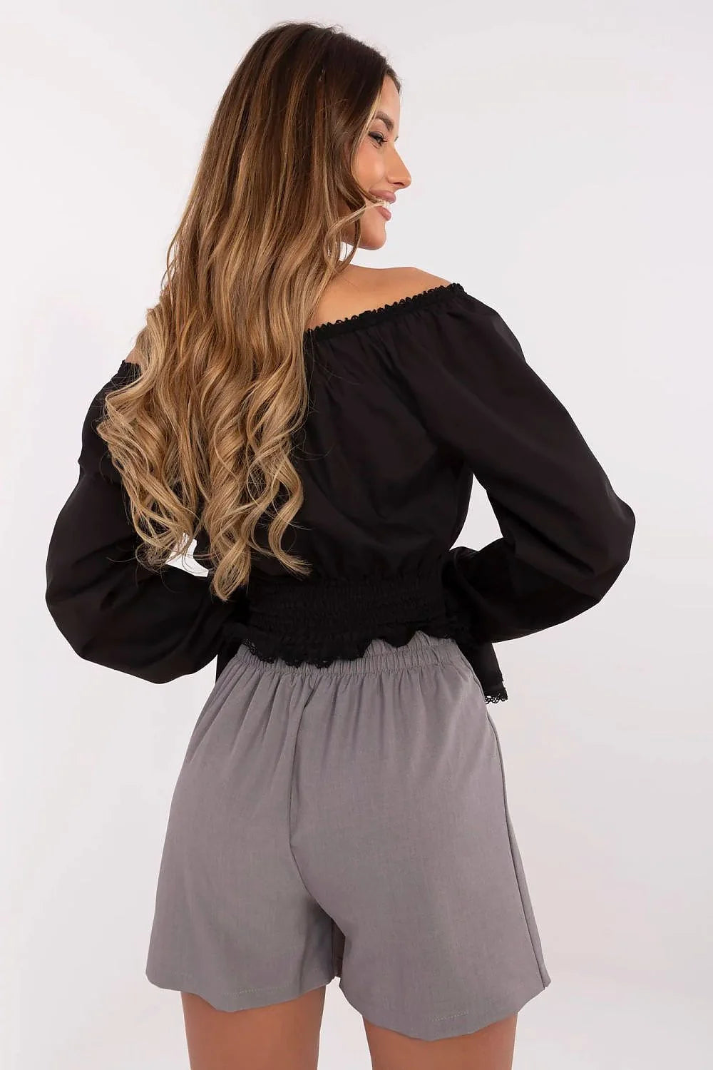 haut bohème noir encolure Bardot manches longues volants dentelle smocké lien noué coton jupe plissée grise évasée courte structurée élégante