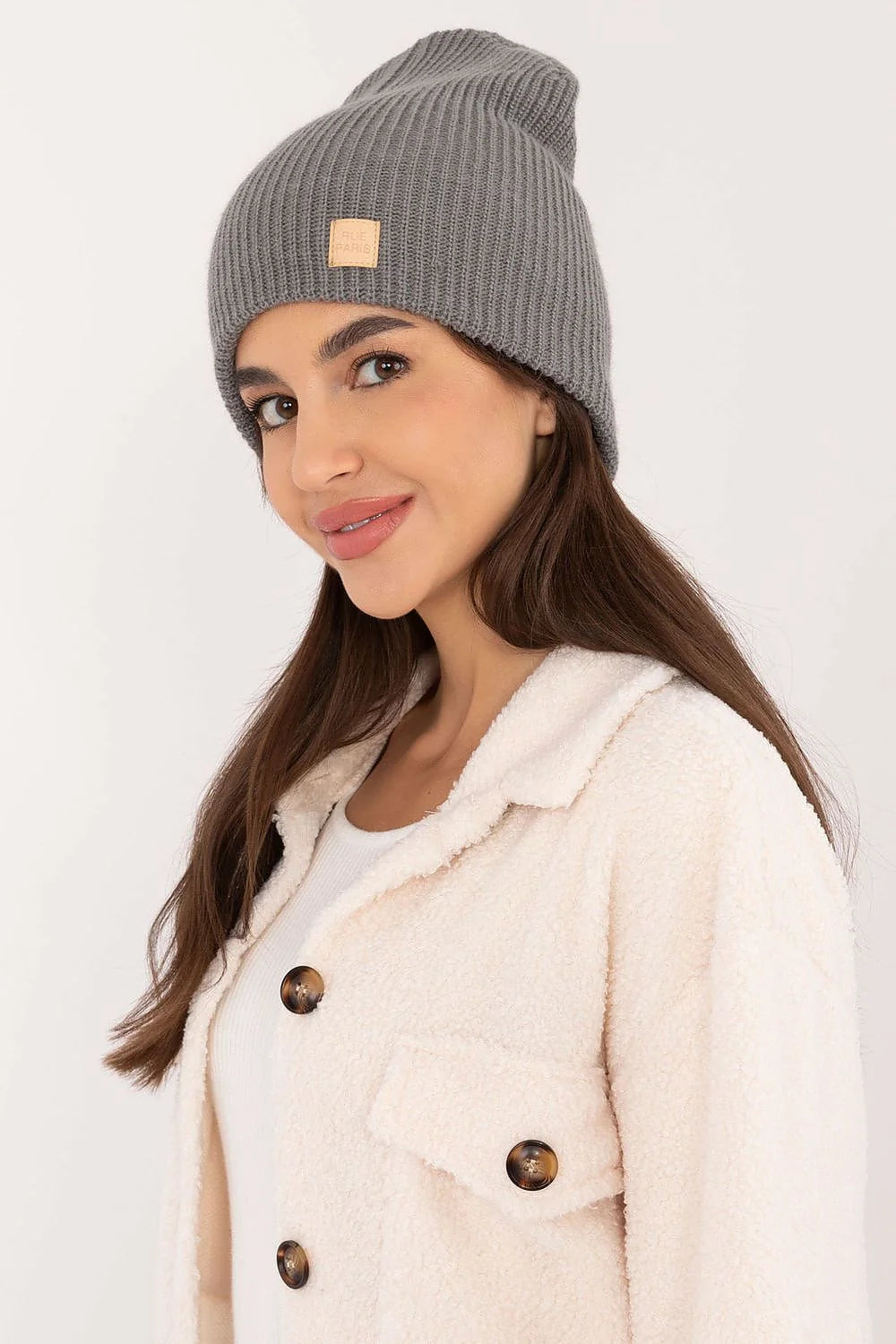 Bonnet slouch tricot côtelé gris ample tombé décontracté doux extensible étiquette beige cuir synthétique chaude polyvalente taille unique