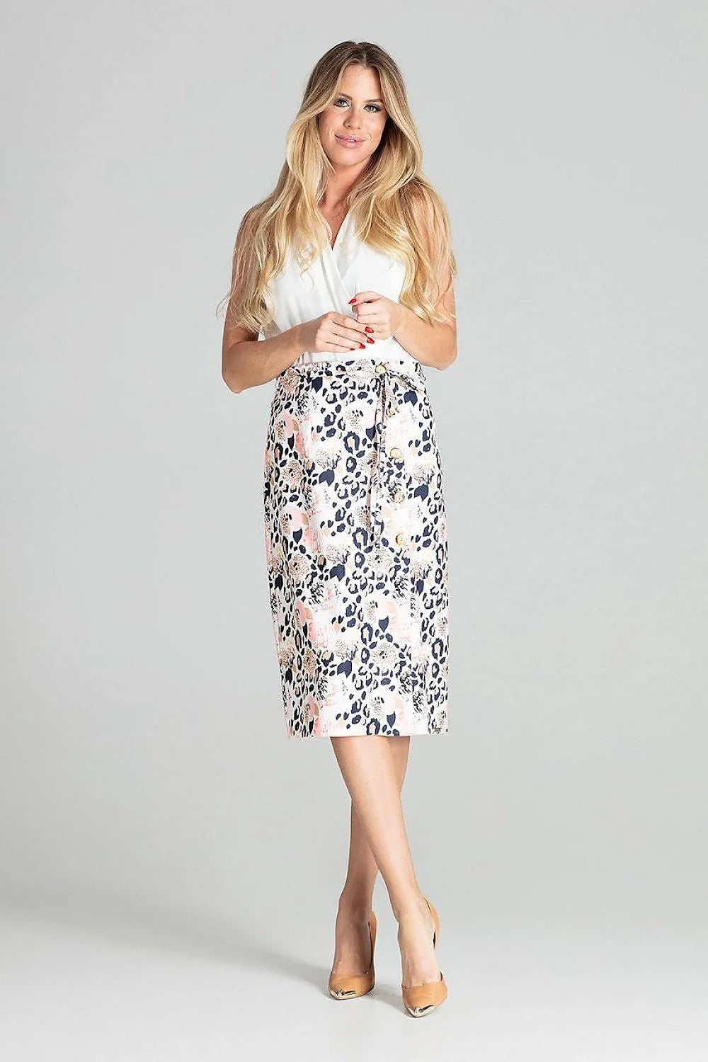 Jupe midi élégante en tissu léger bleu clair avec boutons dorés et ceinture nouée