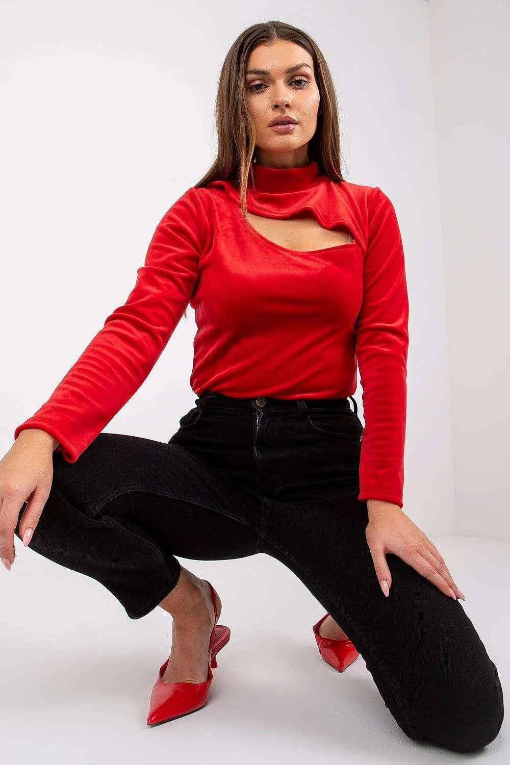 Chemisier en velours rouge vif col montant découpes asymétriques moderne élégant soirée femme mode