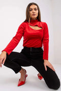 Chemisier en velours rouge vif col montant découpes asymétriques moderne élégant soirée femme mode