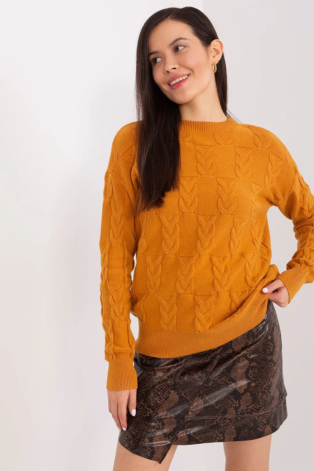 Pull-over à torsades et jupe imitation peau de serpent moutarde et brun foncé femme automne hiver