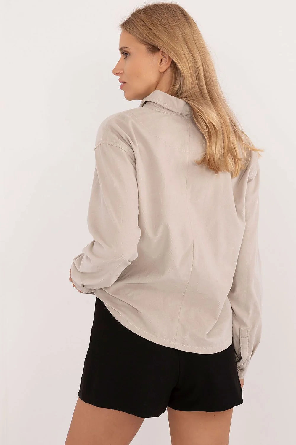 Chemise manche longue sublevel beige clair jupe noire fendue outfit femme mode minimaliste versatile