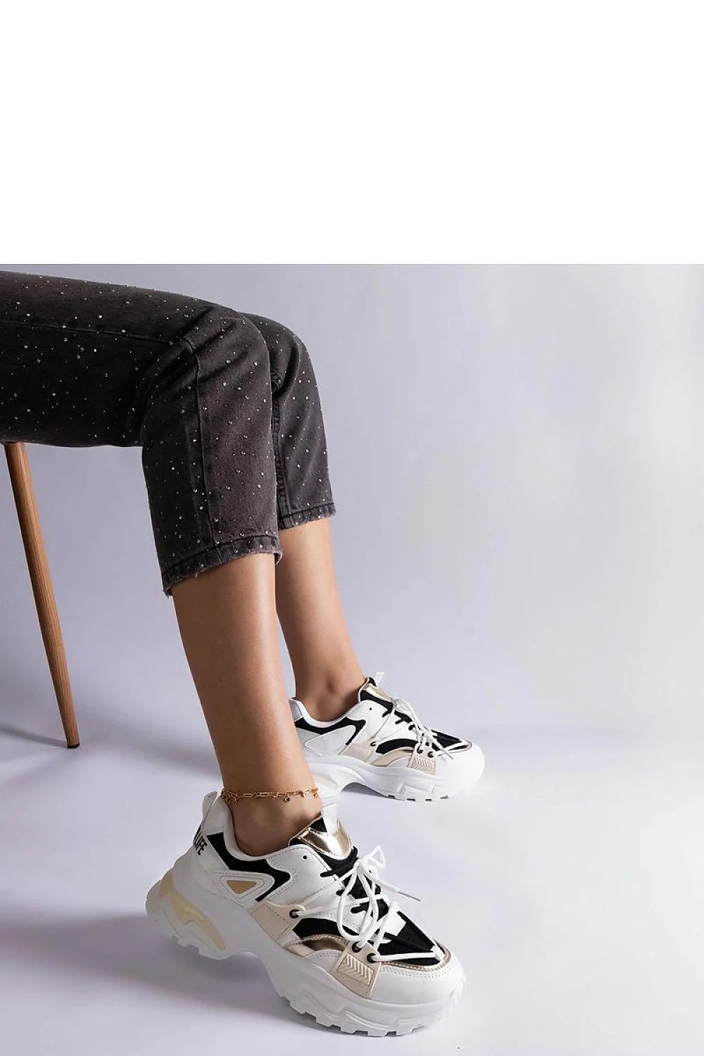 Baskets urbaines audacieuses blanc et noir détails dorés cuir écologique semelle épaisse lacets personnalisables femme