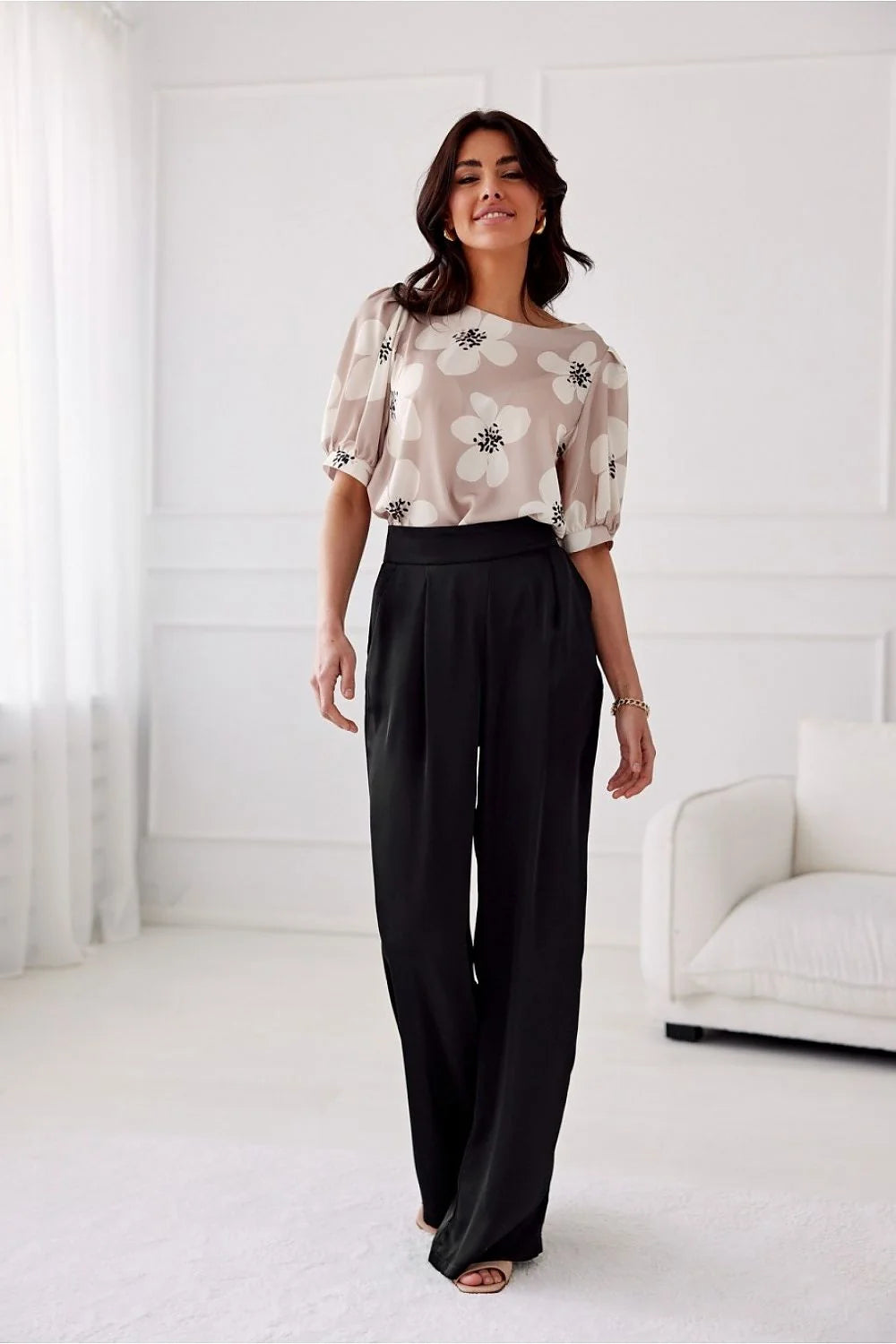 Tenue élégante femme chemisier floral pantalon noir taille haute coupe large soie polyester occasion bureau soirée