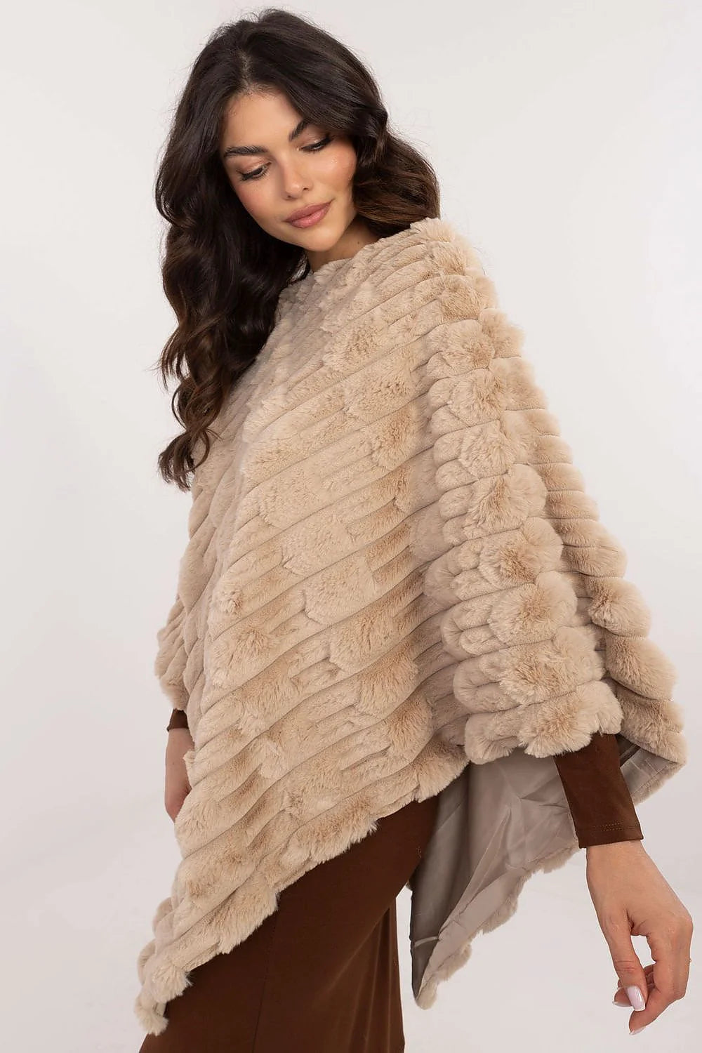 poncho fausse fourrure douce beige bandes diagonales coupe ample oversize col rond manches larges ourlet festonné tombé fluide chaud élégant