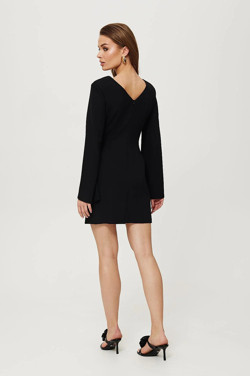 robe cocktail noire élégante manches longues cape fendues drapé élégant ajustée coupe droite mini tombé fluide polyester elasthanne extensible sophistiquée