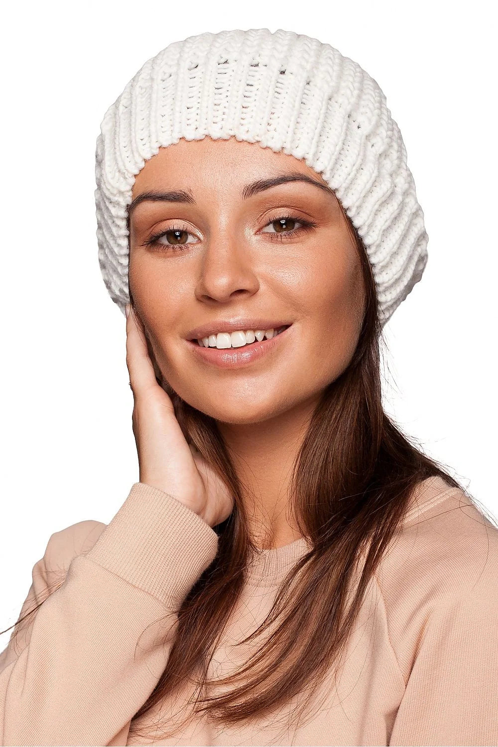 Béret et pull tricotés laine acrylique style décontracté hiver élégant confortable femme moderne urbain