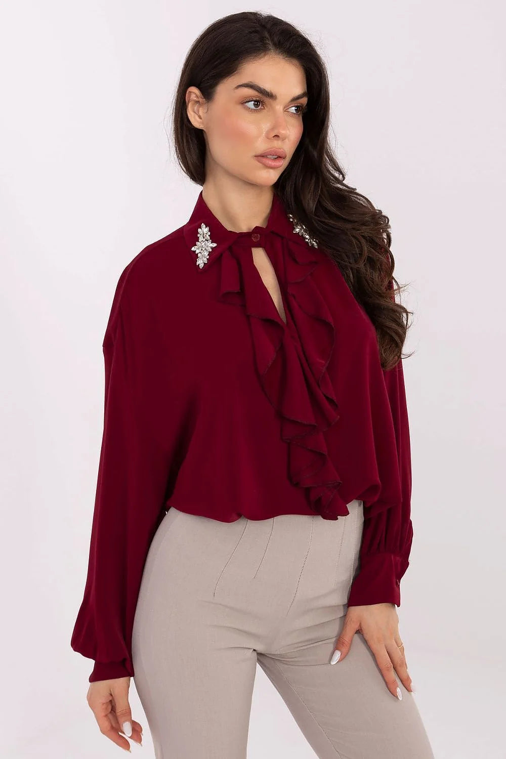 blouse élégante longue dos allongé asymétrique polyester léger motif lisse col orné jabot subtil manches bouffantes fermeture absente confortable féminine