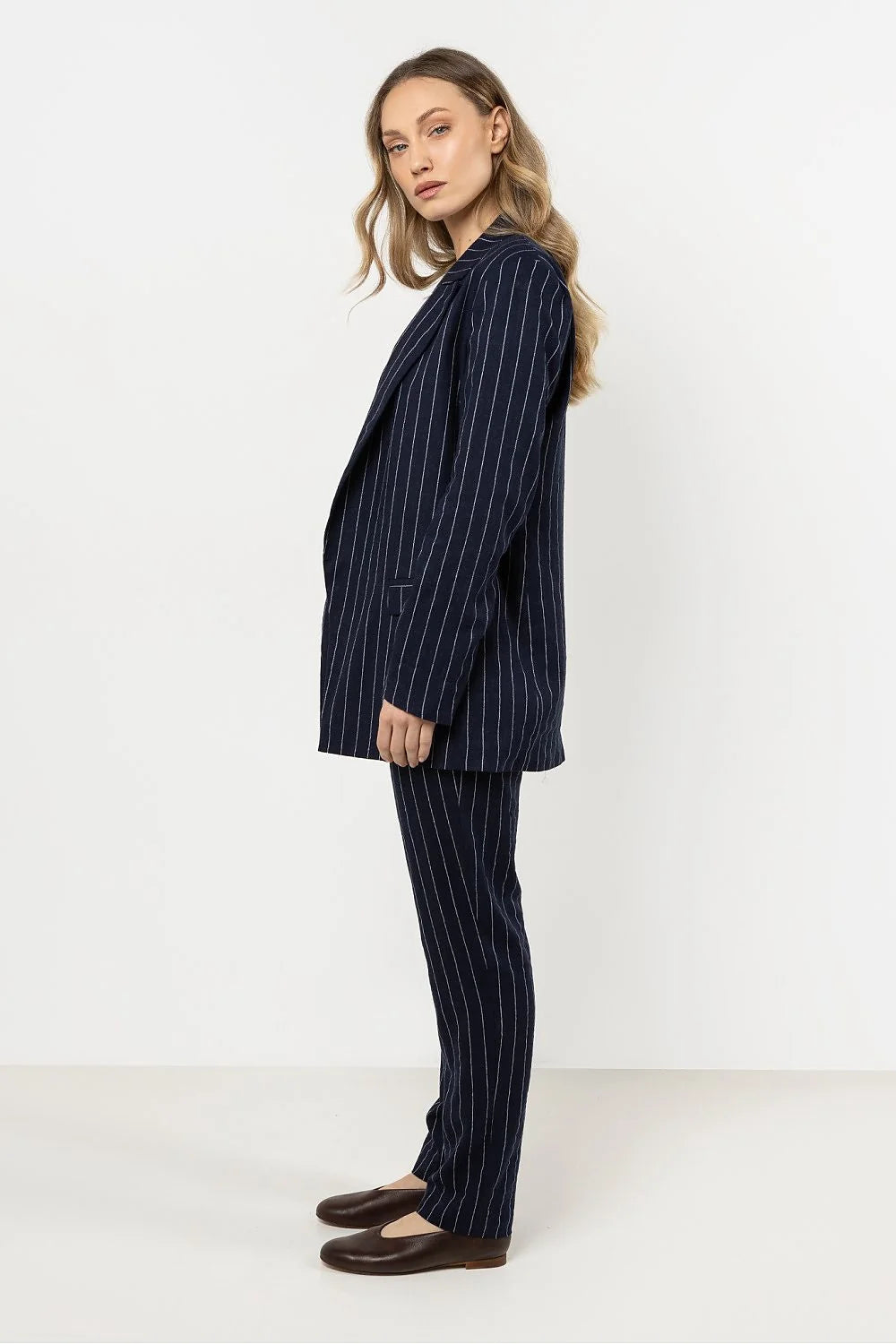Blazer et pantalon assortis pour femmes rayures verticales bleu marine en lin élégance coupé droit polyvalent saison intermédiaire
