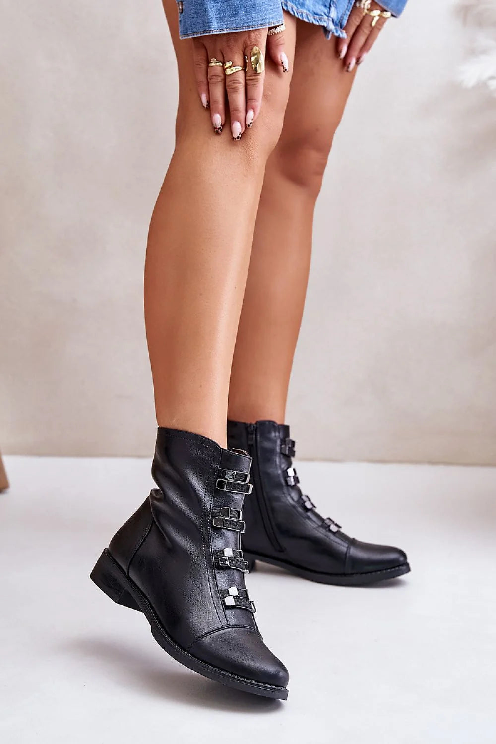 Bottines femmes cuir artificiel noir style moderne élégant sangles métalliques zip latéral confort automne hiver