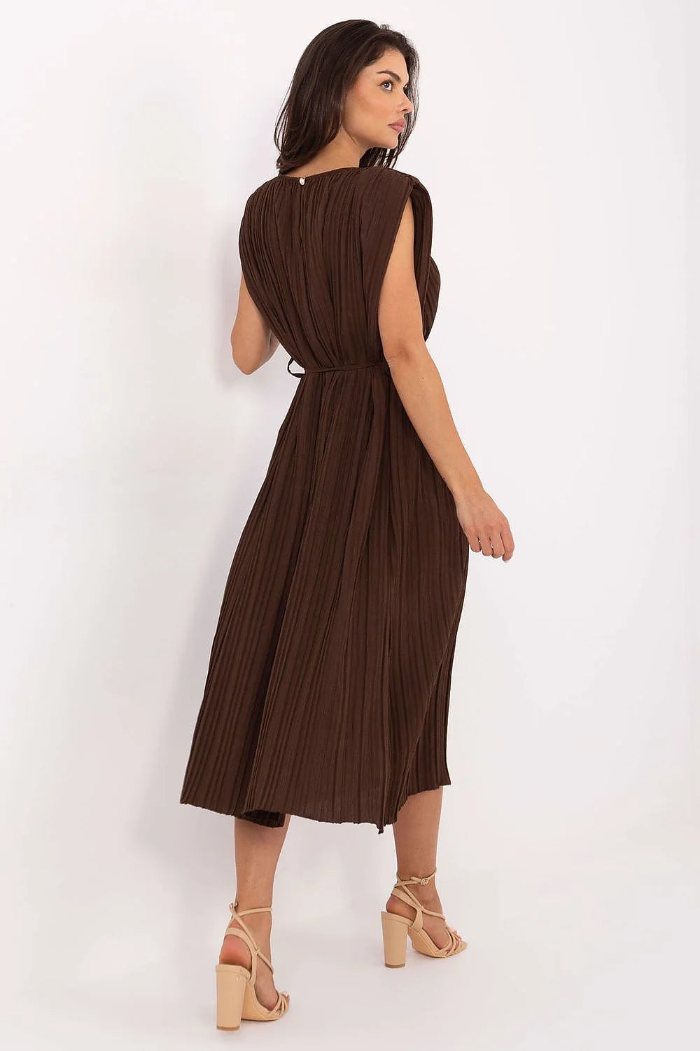 Robe midi plissée sans manches couleur marron foncé avec ceinture ajustable femme polyvalente pour occasions quotidiennes et festives