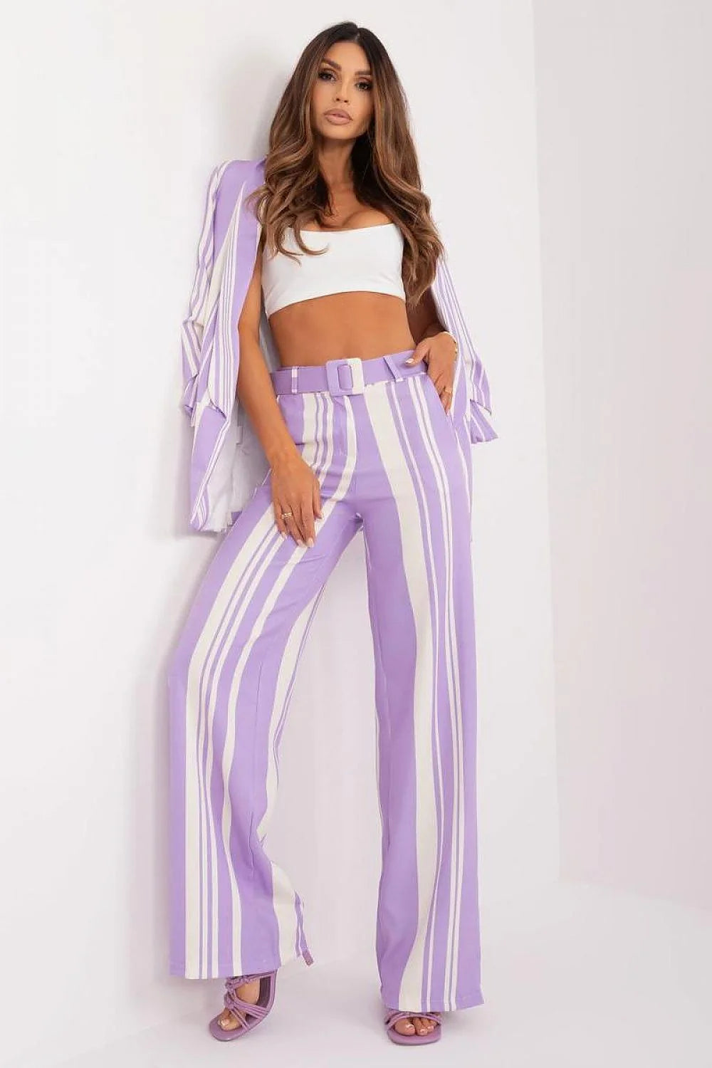 Pantalon femme style mode rayures verticales lilas et blanches taille haute large fluide ceinture assortie
