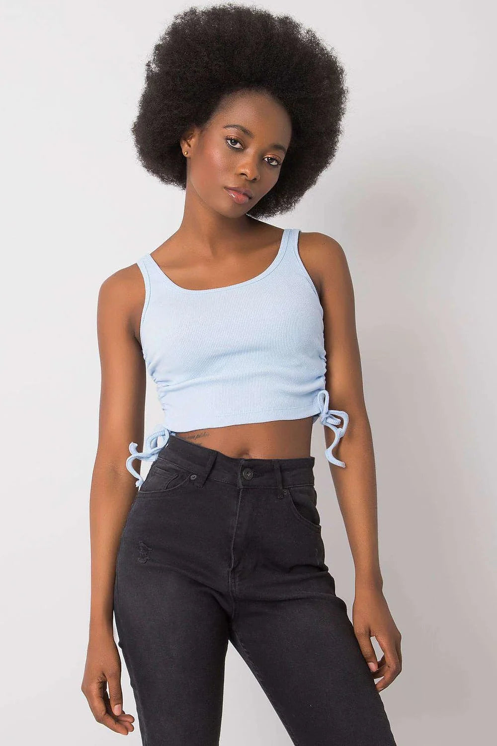 Haut crop-top féminin court à bretelles larges en coton côtelé ajustable côté bleu clair mode moderne femmes