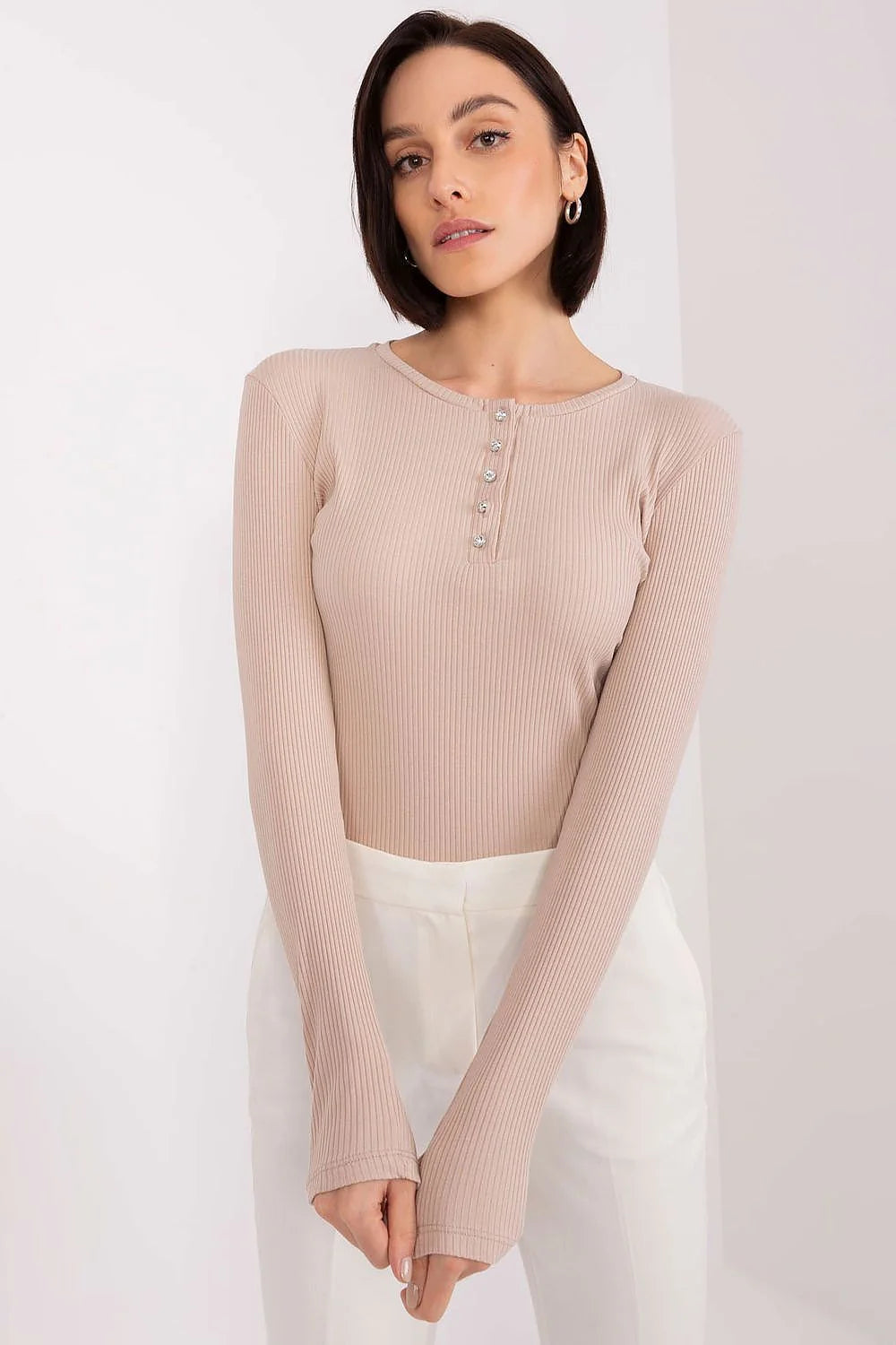 Chemisier BFG pour femmes, style moderne élégant, coupe ajustée, manches longues, col rond, tissu coton côtelé, couleur beige, occasion quotidienne ou spéciale
