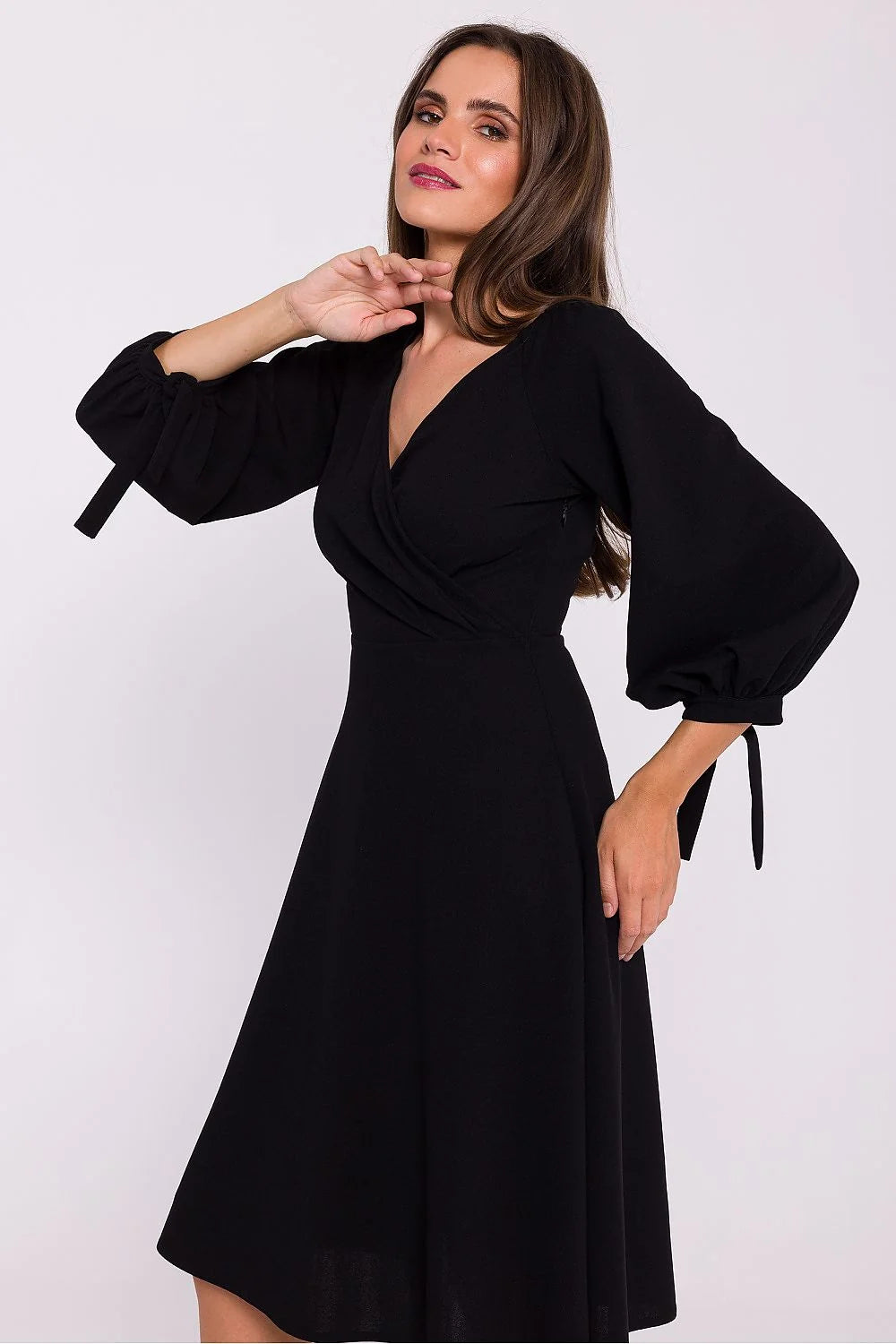 Robe de jour élégante classique en maille douce noire manches bouffantes longues décolleté en V dos nu ajustable femmes