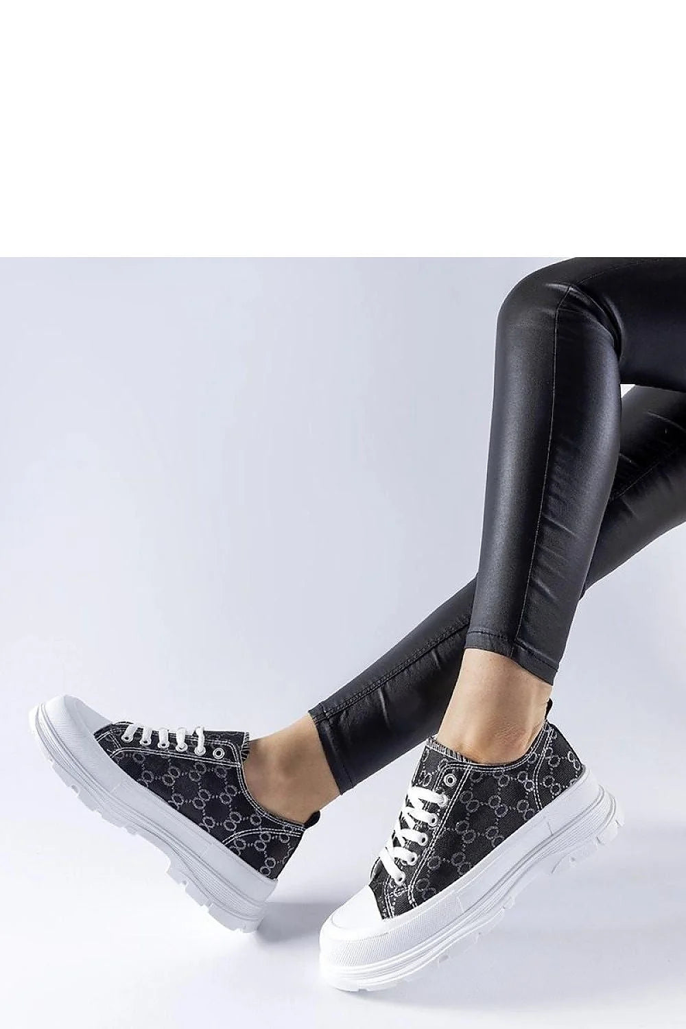 Baskets mode femmes design moderne urbain tige textile noir motifs entrelacés cercles anneaux lacets blancs semelle épaisse blanche rainures adhérence coutures blanches apparentes bout rond capuchon caoutchouc blanc