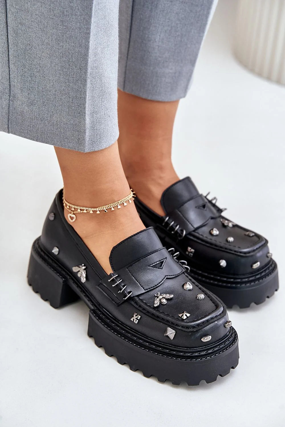 mocassin femme cuir naturel noir semelle crantée épaisse chunky rock plateforme talon moyen slipon bride ornements métalliques clous