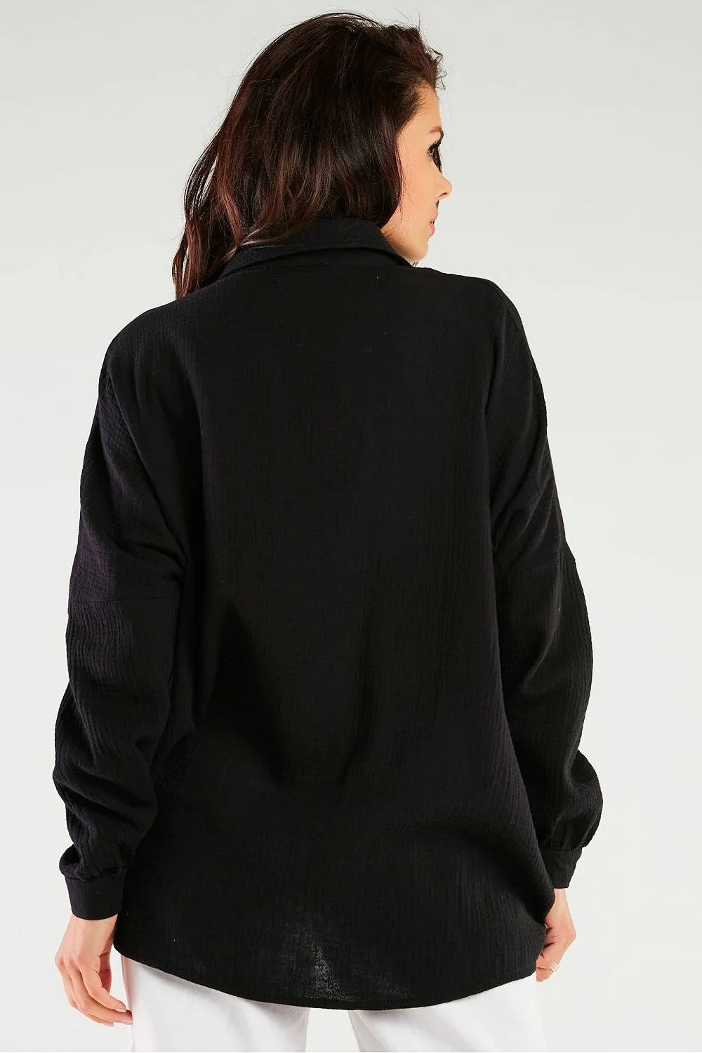 Chemise manche longue Infinite You oversize col droit boutons nacré couleur rose pâle femme style décontracté moderne