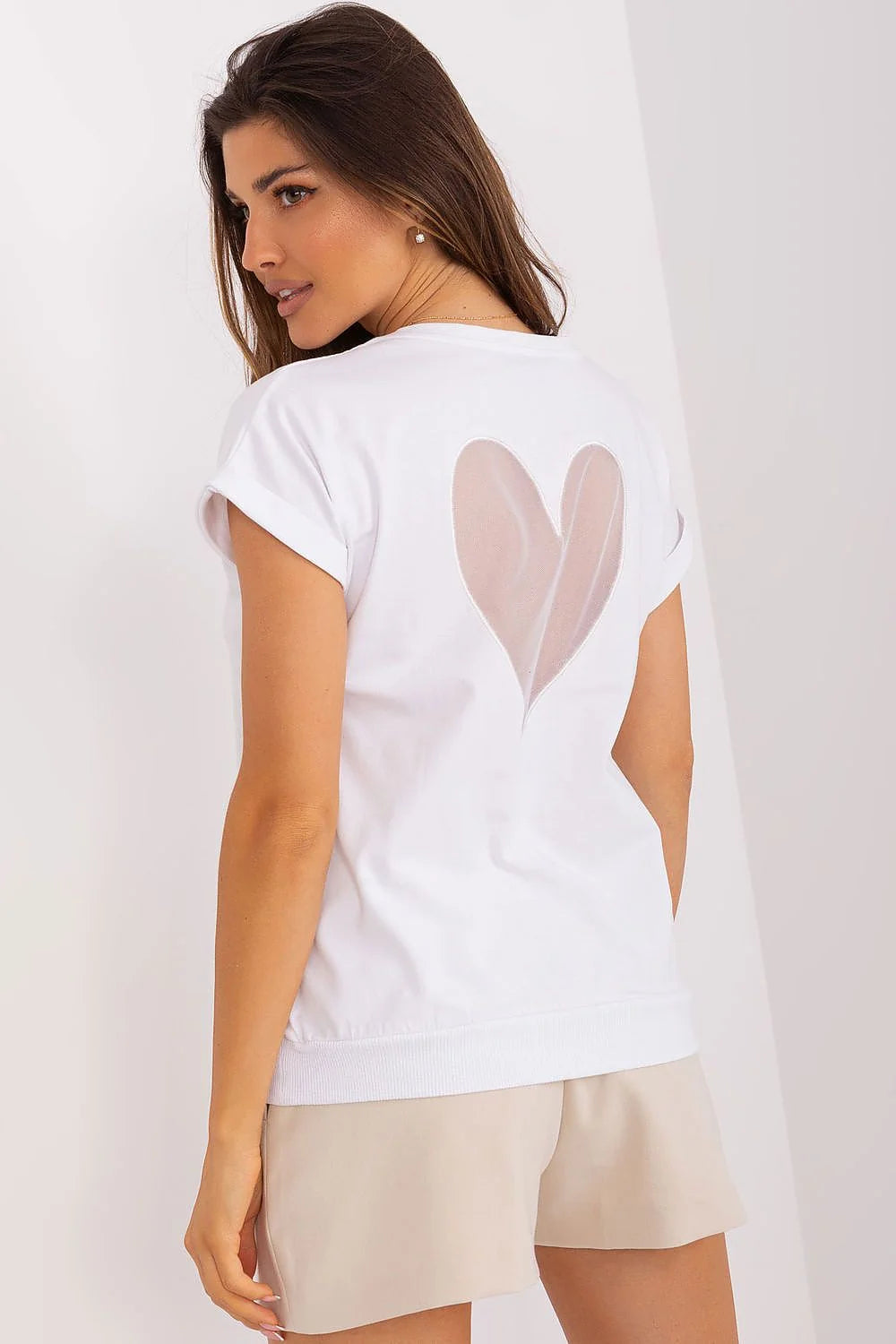 Ensemble décontracté femme t-shirt blanc short beige maille cœur dos manches courtes coton élasthanne summer look