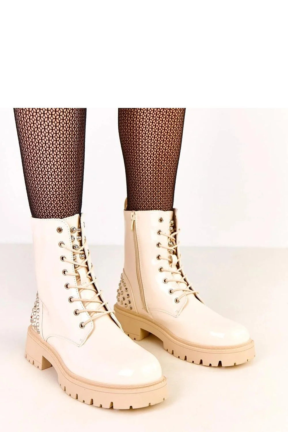 bottines femme simili cuir verni beige nude montantes cheville talonstable hauteur55mm semelle crantée plateforme strass clous métalliques