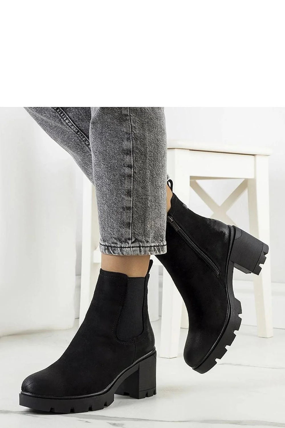 Bottines Chelsea noires en daim à talon bloc 5cm élastiques latérales fermeture éclair talon carré femme confortables occasionnels intemporels