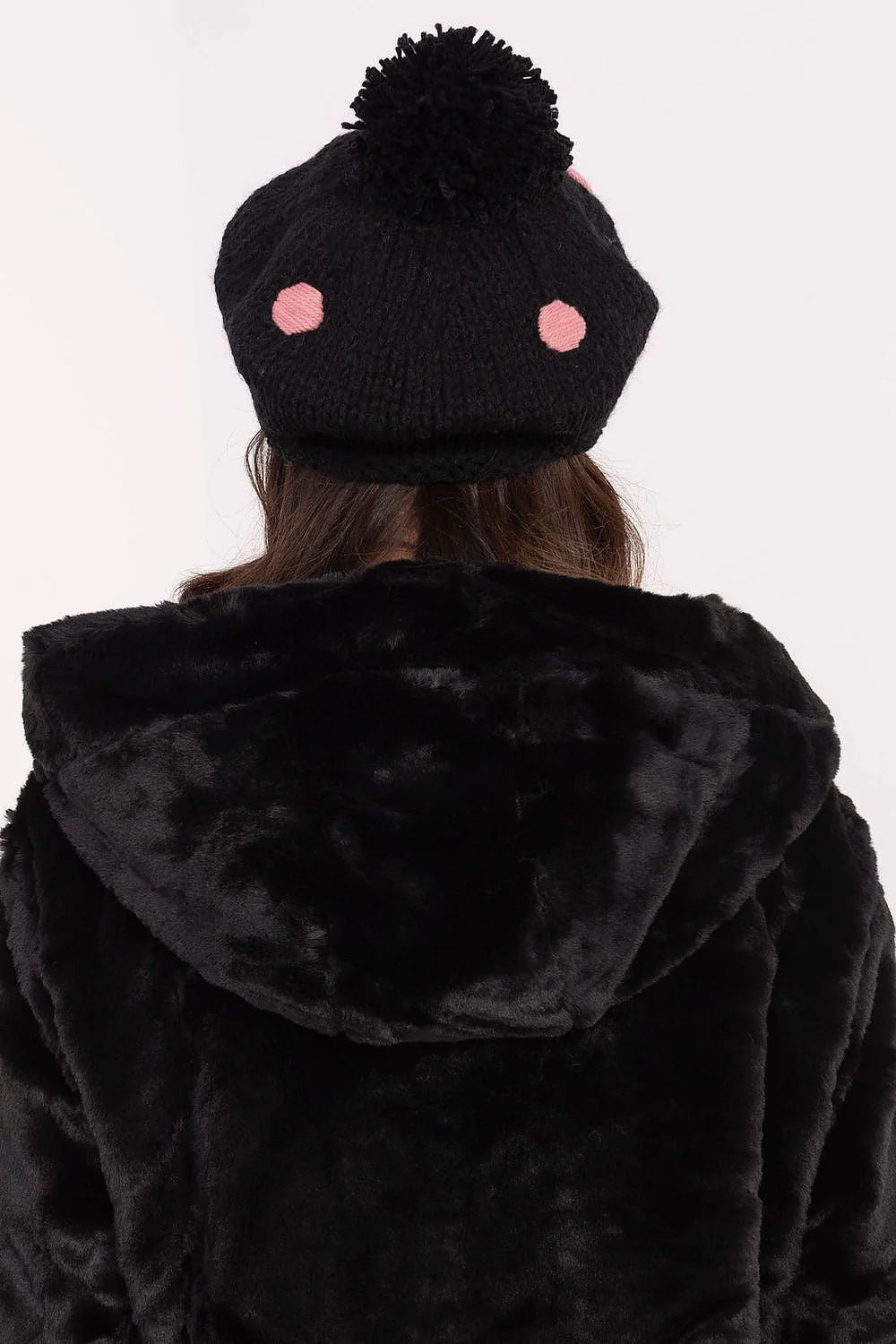 Bonnet d'hiver féminin en tricot laineux moderne avec pois roses pompon discret ajustement élastique femme élégance quotidienne