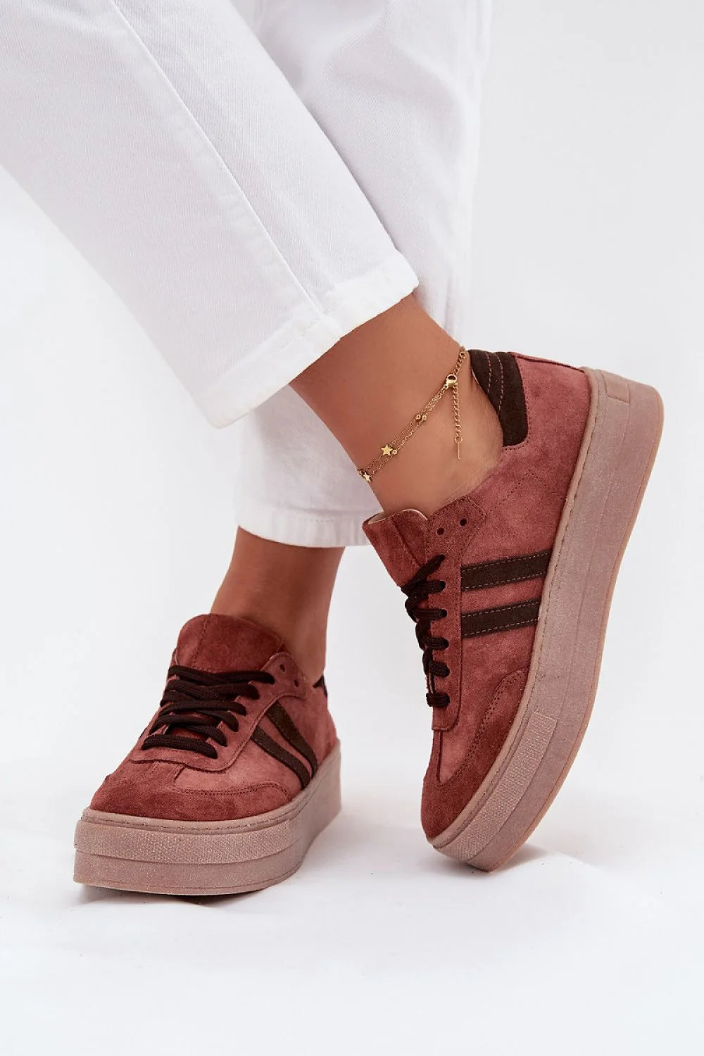 baskets femme suède velours terracotta plateforme épaisse légères bout arrondi lacets noirs bandes contrastées marron foncées rétro polyvalentes
