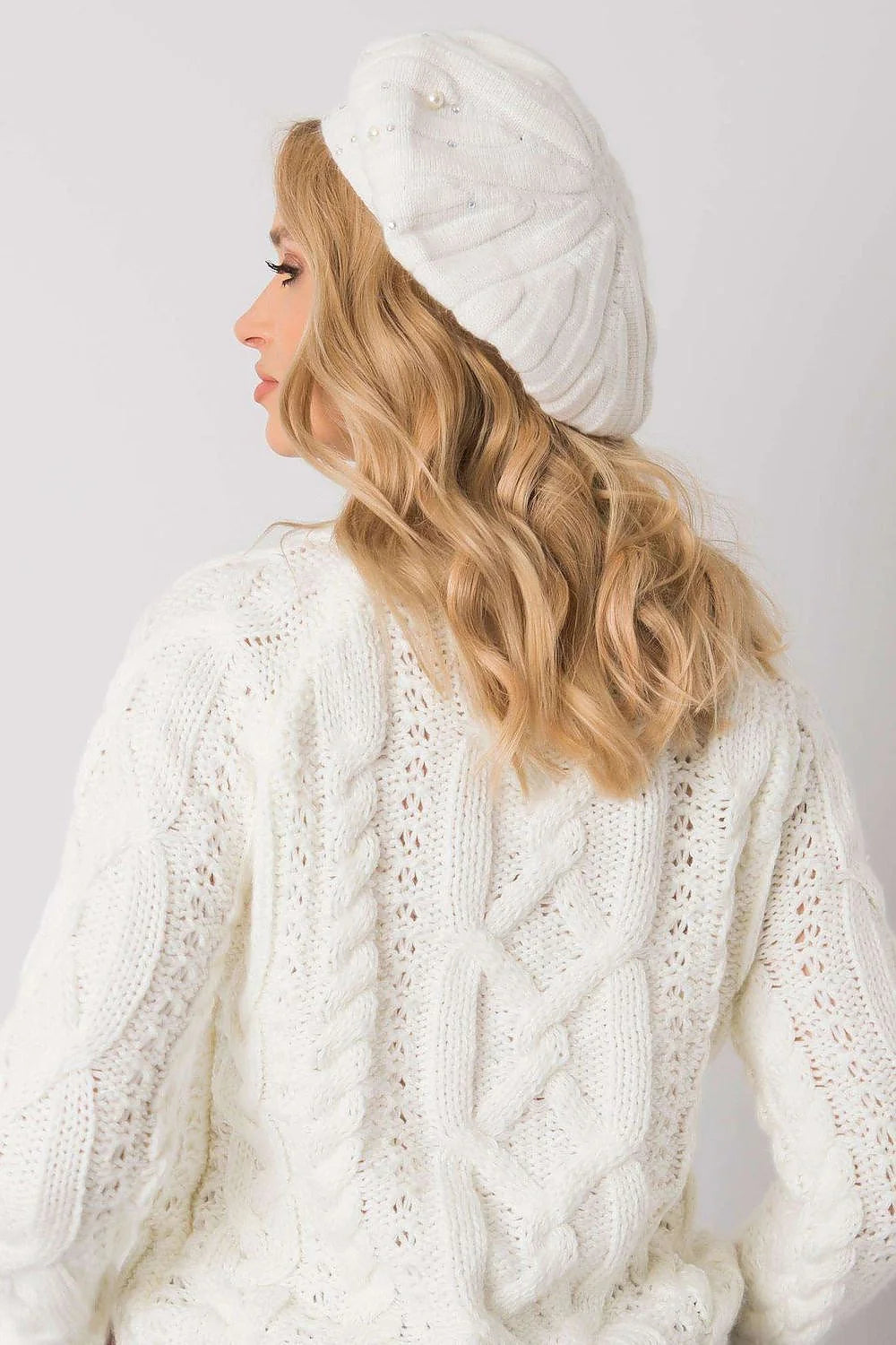 Ensemble pull béret maille torsadée blanc cosy chic hiver mode femme élégance confort chaleur