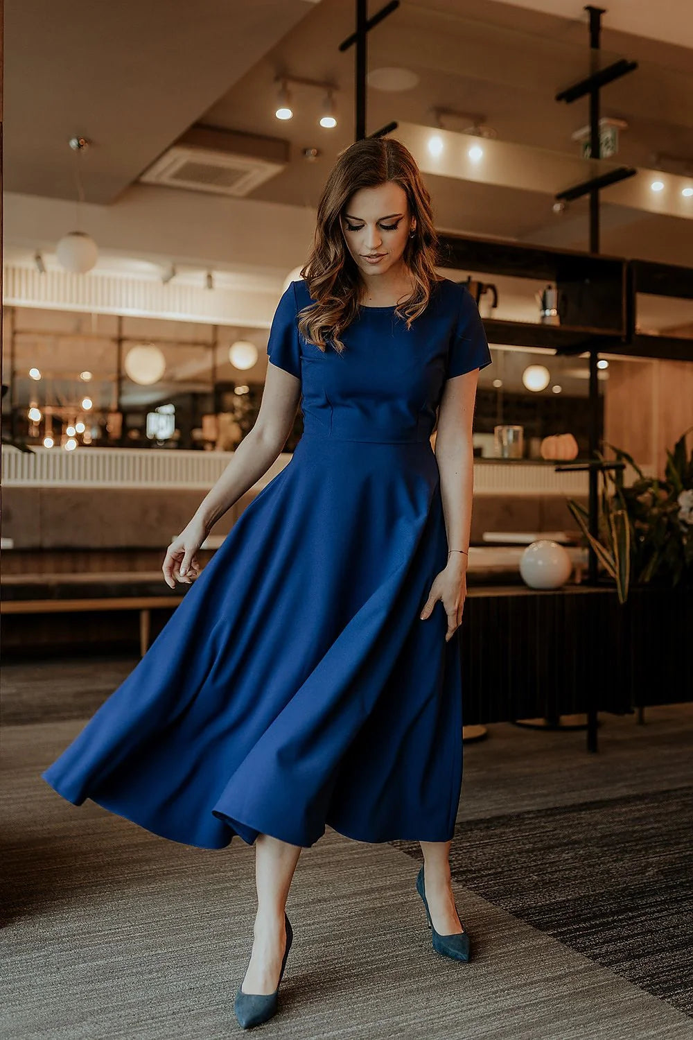 Robe élégante longue manches courtes col rond tissu soyeux couleur bleu pétrole taille ajustable pour femme