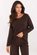 pull femme maille fine casual chic coupe droite légèrement oversize manches longues col bateau chocolat foncé réversible viscose polyester nylon