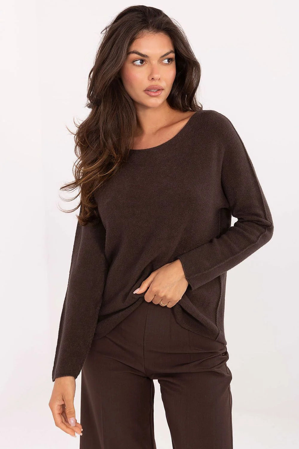 pull femme maille fine casual chic coupe droite légèrement oversize manches longues col bateau chocolat foncé réversible viscose polyester nylon