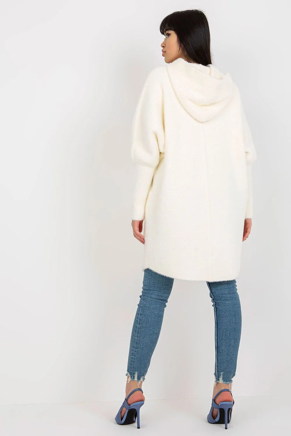 manteau femme longues manches capuche zippé oversize maille bouclette écrue coupe droite mi cuisse poches plaquées arrondies fermeture éclair dorée