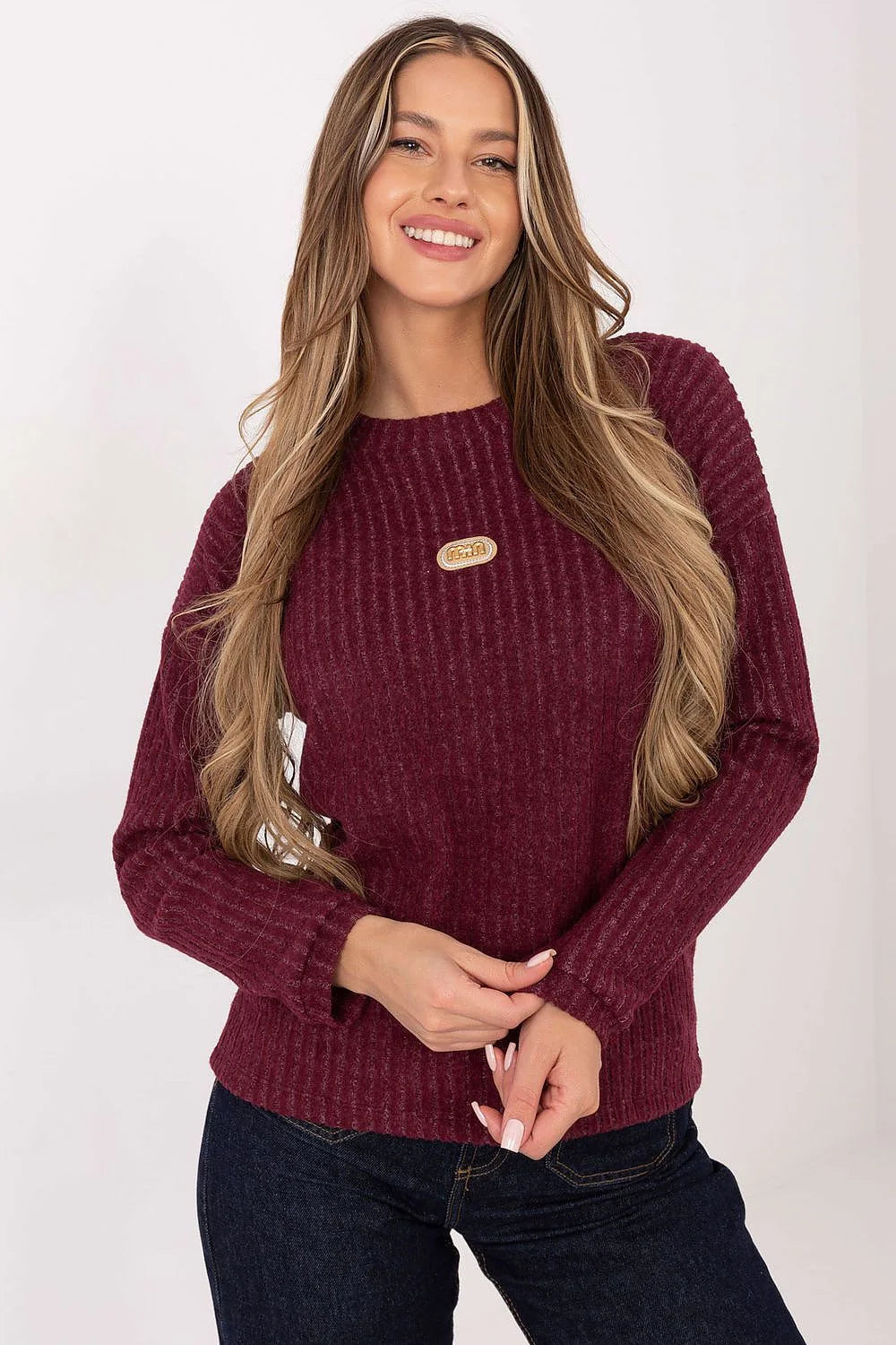 pull femme bordeaux mérlot maille côtelée douce chenille coupe droite manches longues col rond coton élasthanne confortable extensible écusson doré
