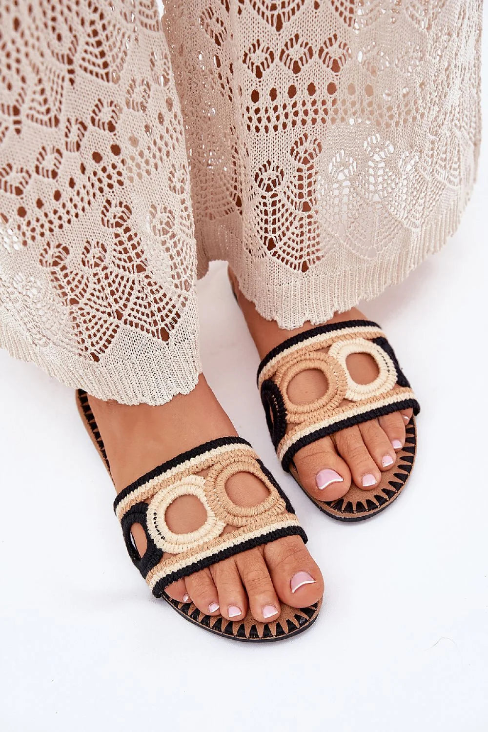 sandales artisanales femme été bohème raphia tressées mules plates ajourées motifs circulaires naturelles beige noir cuir semelle surpiqûres confort respirantes