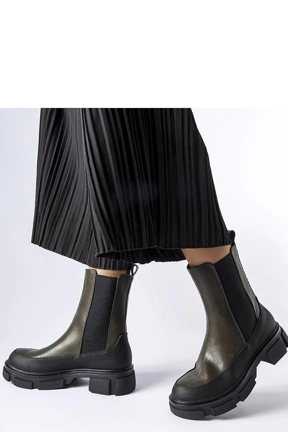 bottes chelsea feminines mi mollet kaki noir cuir simili elastiques lateraux confortables semelle crantee plateforme antiderapante robuste urbaine minimaliste ajustee