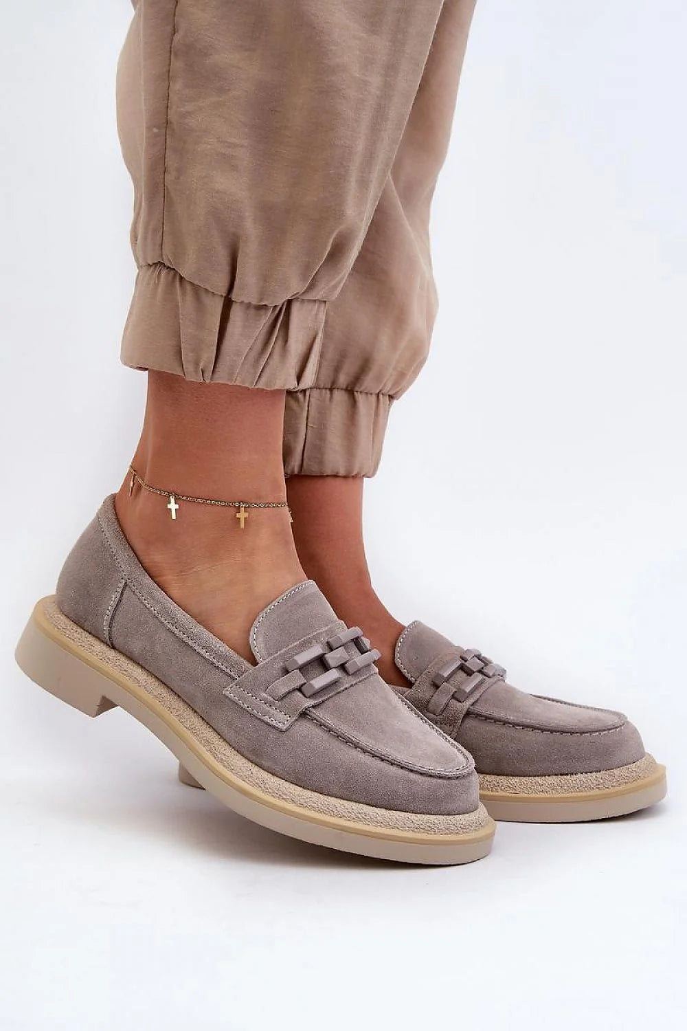 Moccasins femmes style classique élégant daim gris clair tressé cuir naturel semelle caoutchouc beige
