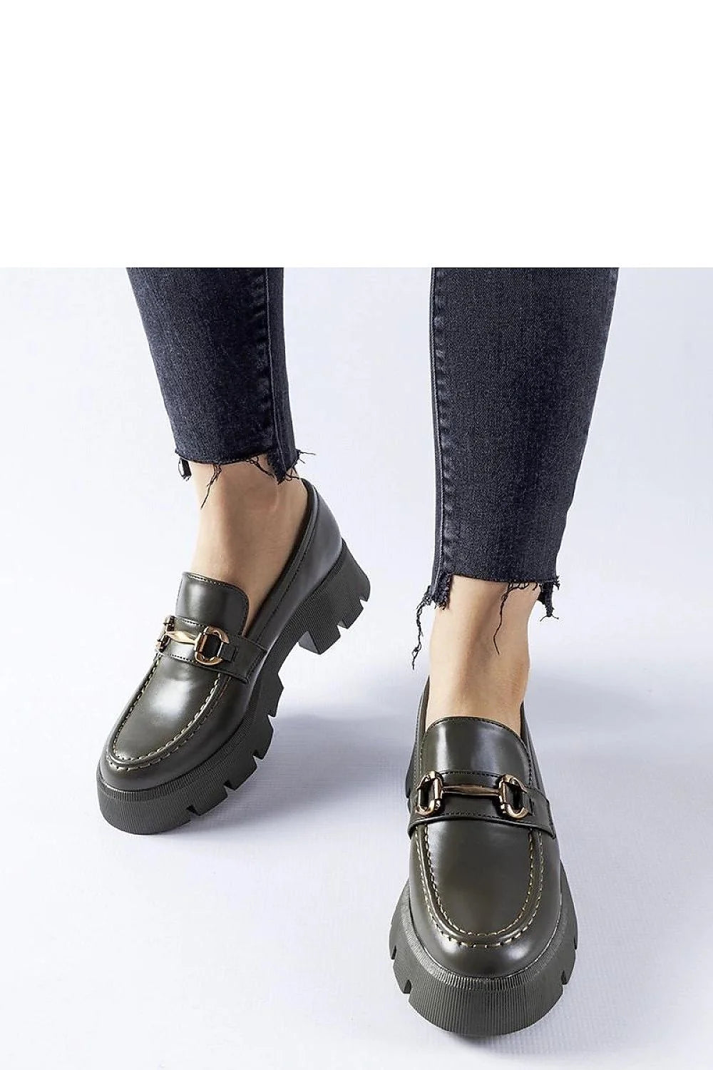 Moccasins pour femmes design moderne style tendance en cuir couleur vert olive foncé avec boucle métallique dorée semelle en caoutchouc épaisses plateforme motif cranté occasion quotidienne et décontractée